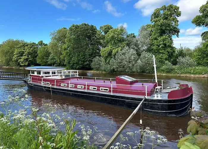 Unique Houseboat Experience I Central City Break