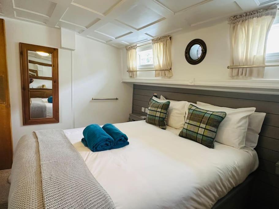 Unique Houseboat Experience I Break