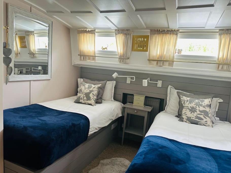 Botel Unique Houseboat Experience I Break *