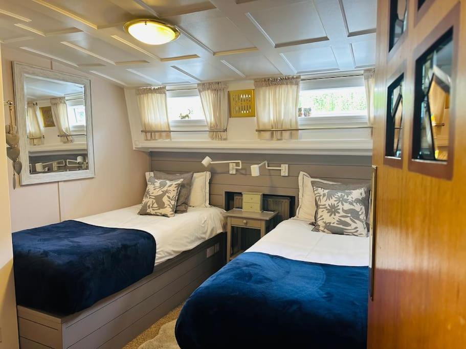 Botel Unique Houseboat Experience I Break