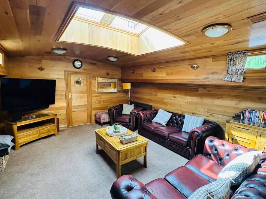 Unique Houseboat Experience I Break