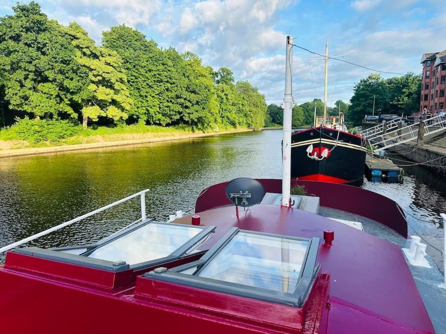 Unique Houseboat Experience I Break *