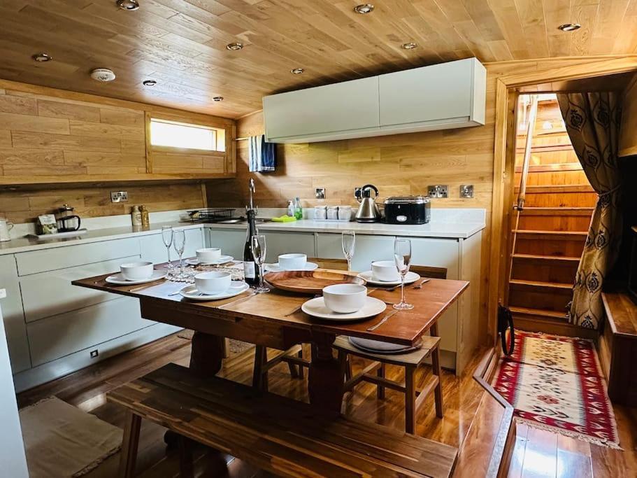 Unique Houseboat Experience I Break