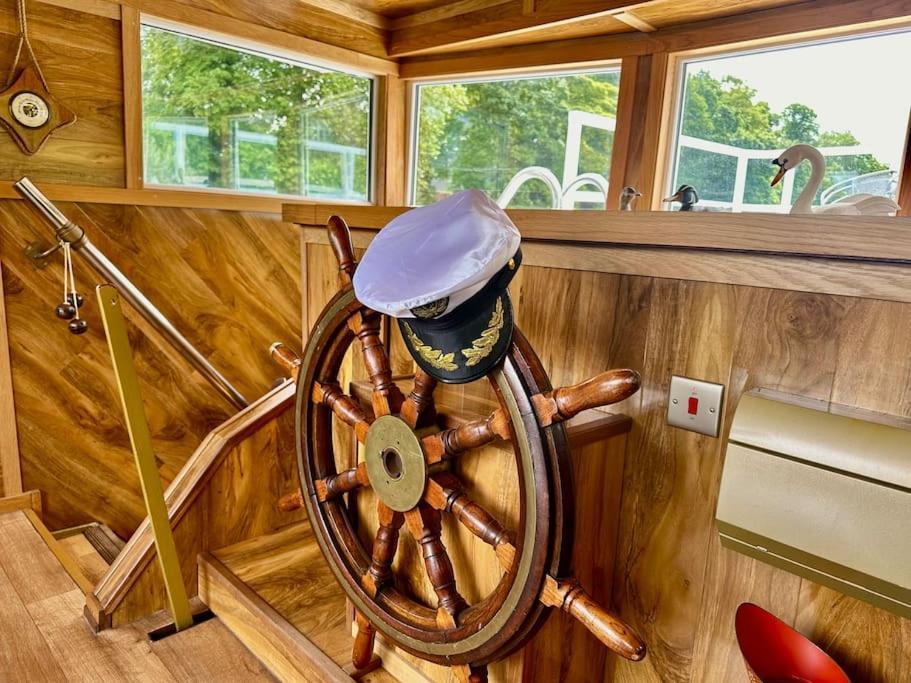 Unique Houseboat Experience I Break Botel York