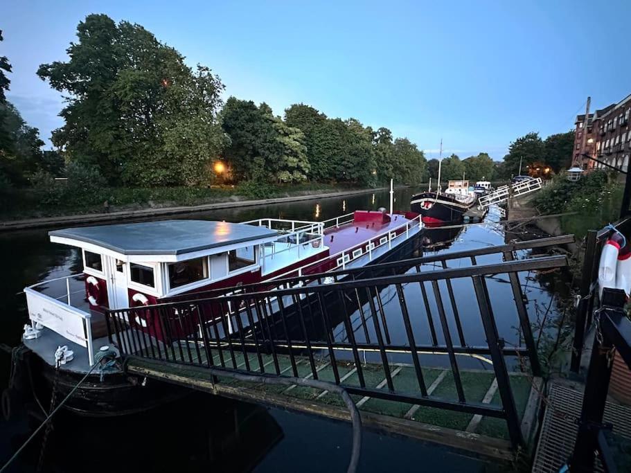 Unique Houseboat Experience I Break Botel *