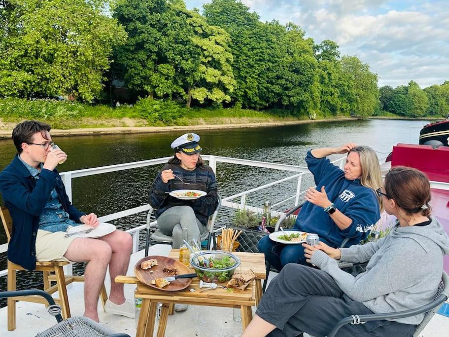 Botel Unique Houseboat Experience I Break York