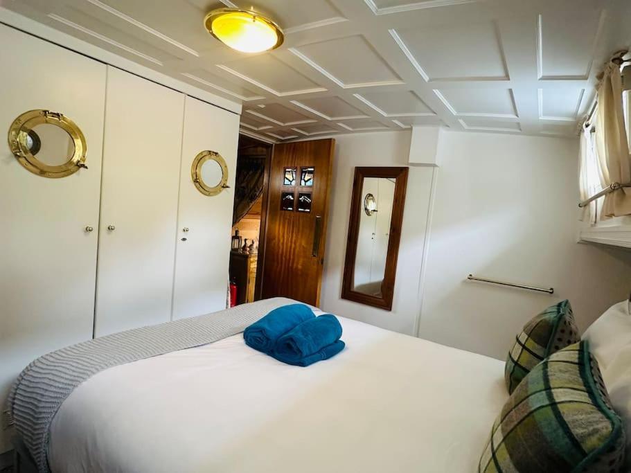 Unique Houseboat Experience I Break * York